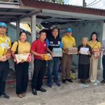 พ.ต.อ.มานิตย์  สร้อยจิตร  ผกก.สภ.สวาย, ข้าราชการตำรวจจิตอาสา สภ.สวาย พร้อมด้วย นายประโยชน์  ประกายแก้ว  ประธาน กต.ตร.สภ.สวาย, นายวิโรจน์  กองสนั่น  นายก อบต.สวาย  นายละออ  สายชุมดี คณะกรรมการ กต.ตร.สภ.สวาย ฝ่ายปกครองและผู้ที่เกี่ยวข้อง ได้เดินทางมาเยี่ยมให้กำลังใจ นางบุญเรือน นามวงษา อายุ 72 ปี บ้านเลขที่ 53/3 ม.6 ต.สวาย อ.เมืองสุรินทร์ จ.สุรินทร์ ผู้ประสบเหตุเพลิงไหม้บ้านพักอาศัย(หลัง สภ.สวาย) โดยได้มอบเครื่องอุปโภคบริโภค และเงินสดจำนวนหนึ่ง ให้แก่นางบุญเรือนฯ ผู้ประสบเหตุเพื่อบรรเทาความเดือดร้อน และได้ประสานกับหน่วยงานที่เกี่ยวข้องเพื่อดำเนินการหาทางช่วยเหลือเยียวยาต่อไป