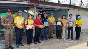 พ.ต.อ.มานิตย์  สร้อยจิตร  ผกก.สภ.สวาย, ข้าราชการตำรวจจิตอาสา สภ.สวาย พร้อมด้วย นายประโยชน์  ประกายแก้ว  ประธาน กต.ตร.สภ.สวาย, นายวิโรจน์  กองสนั่น  นายก อบต.สวาย  นายละออ  สายชุมดี คณะกรรมการ กต.ตร.สภ.สวาย ฝ่ายปกครองและผู้ที่เกี่ยวข้อง ได้เดินทางมาเยี่ยมให้กำลังใจ นางบุญเรือน นามวงษา อายุ 72 ปี บ้านเลขที่ 53/3 ม.6 ต.สวาย อ.เมืองสุรินทร์ จ.สุรินทร์ ผู้ประสบเหตุเพลิงไหม้บ้านพักอาศัย(หลัง สภ.สวาย) โดยได้มอบเครื่องอุปโภคบริโภค และเงินสดจำนวนหนึ่ง ให้แก่นางบุญเรือนฯ ผู้ประสบเหตุเพื่อบรรเทาความเดือดร้อน และได้ประสานกับหน่วยงานที่เกี่ยวข้องเพื่อดำเนินการหาทางช่วยเหลือเยียวยาต่อไป