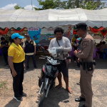 ประชาสัมพันธ์ขับขี่ปลอดภัย ช่วงเทศกาลสงกรานต์ 2568 “ ไม่มีหมวก เราแจก ” ด้วยความปรารถนาดีจากสถานีตำรวจภูธรสวาย