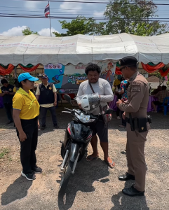 ประชาสัมพันธ์ขับขี่ปลอดภัย ช่วงเทศกาลสงกรานต์ 2568 “ ไม่มีหมวก เราแจก ” ด้วยความปรารถนาดีจากสถานีตำรวจภูธรสวาย