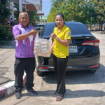 วันที่   30  มี.ค.2568 เวลา 10.00 น. นางนิชาภา แสนศรี คณะกรรมการตรวจสอบและติดตามการบริหารงานตำรวจสถานีตำรวจภูธรสวาย(กต.ตร.สภ.สวาย) สนับสนุนข้าวกล่องให้เจ้าหน้าที่ตำรวจที่ปฏิบัติหน้าที่เวรอยู่ในสภ.สวาย และไม่ได้ไปปฏิบัติหน้าที่รักษาความสงบเรียบร้อยและอำนวยความสะดวกการจราจรงานประเพณี ขึ้นเขาสวาย ประจำปี 2568