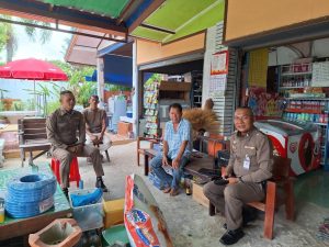 ตรวจเยี่ยม ผู้ใหญ่บ้าน เพื่อสอบถามปัญหาภายในชุมชน  เเละหาเเนวทางแก้ไขร่วมกัน